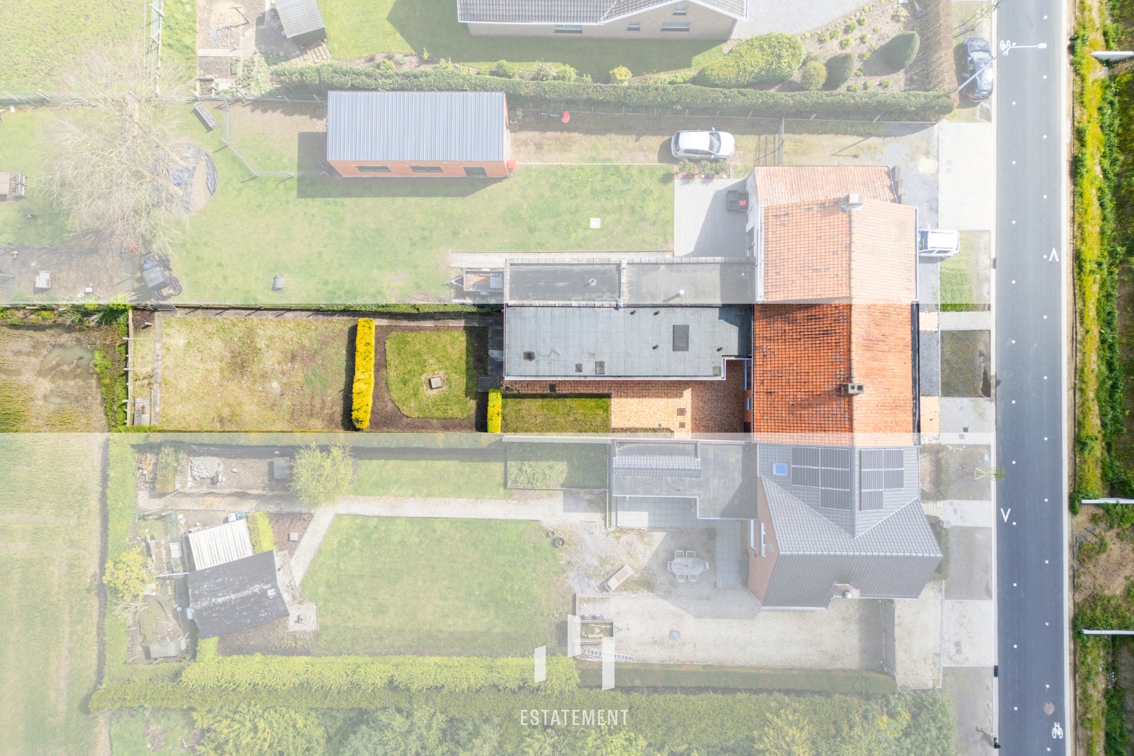 Landelijke gelegen rijwoning in Zonnebeke met tuin, garage en 3 slaapkamers op perceel van 457m² - Energielabel F - 187m² bewoonbaar  foto 2