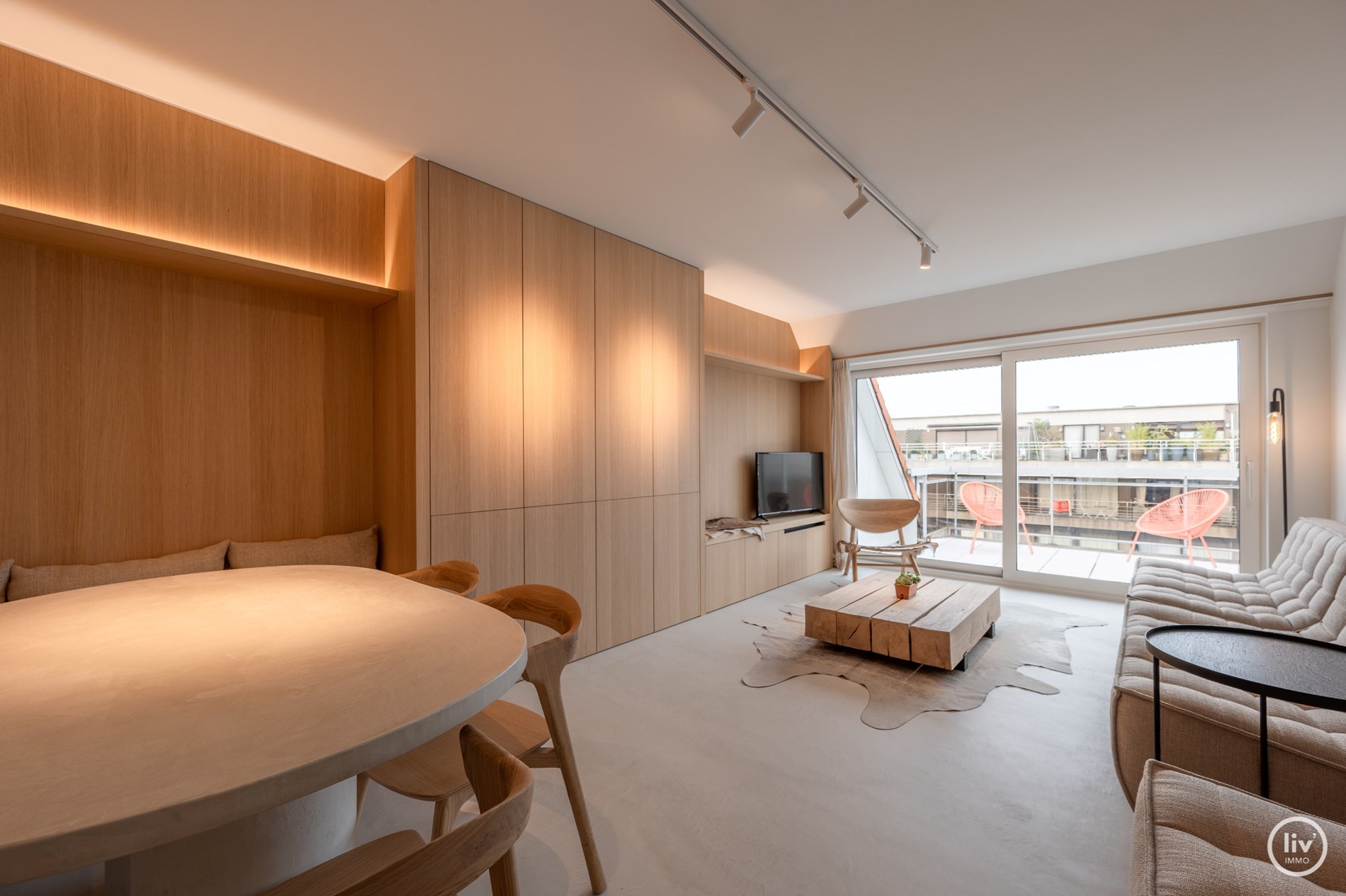 Prachtig gerenoveerd duplex appartement met ruim Westgericht terras gelegen op de Lippenslaan te Knokke. foto 1