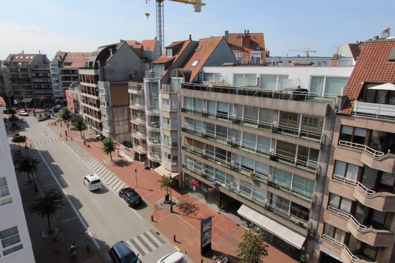 GEMEUBELD - Duplex appartement MET DRIE SLAAPKAMERS gelegen in de DUMORTIERLAAN te Knokke-Heist  foto 34
