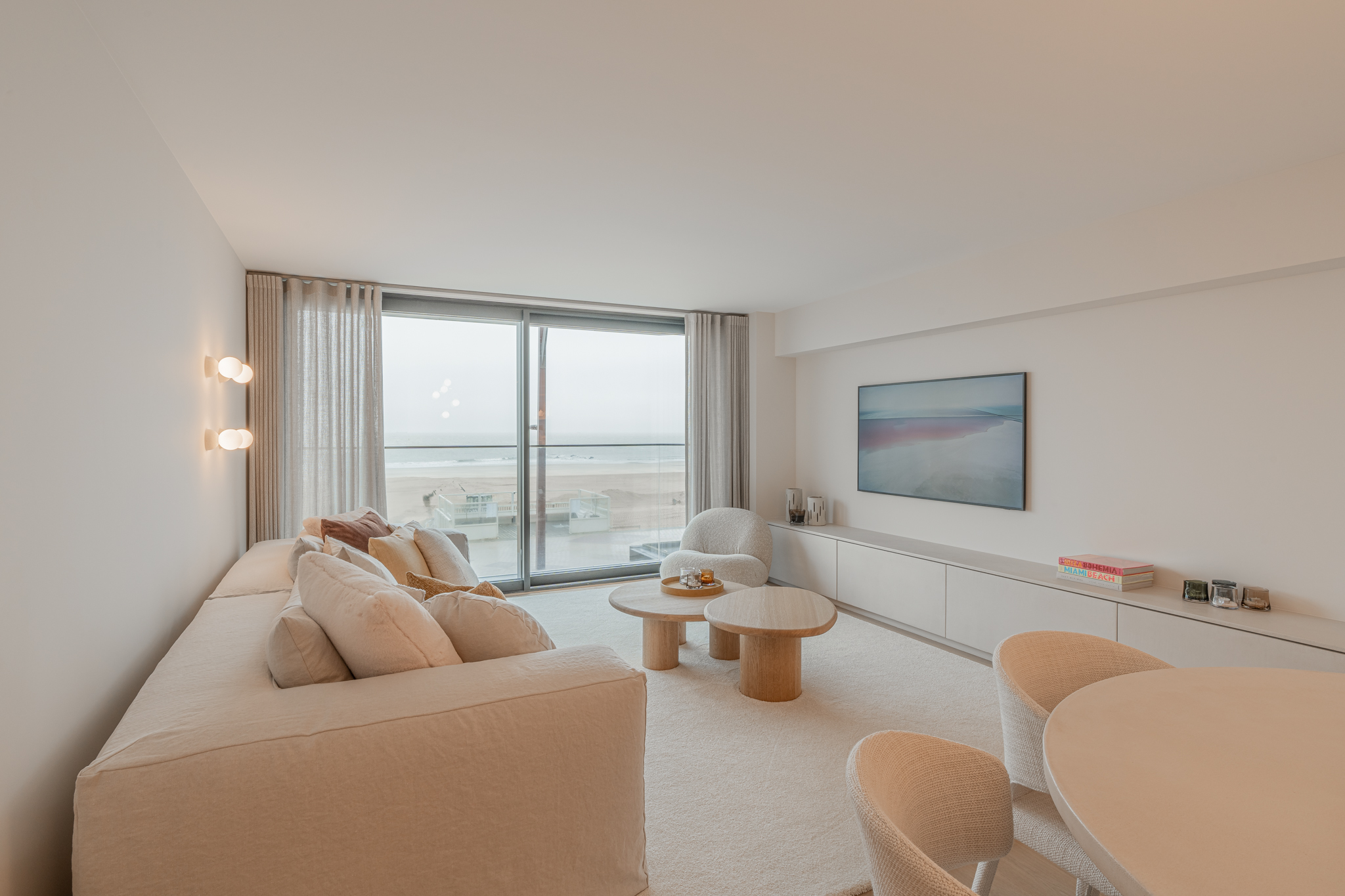 IDEALIS VASTGOED - Exclusief, volledig gerenoveerd én gemeubeld appartement, gelegen op een prachtige locatie op de zeedijk in het Zoute met frontaal zeezicht! foto 1