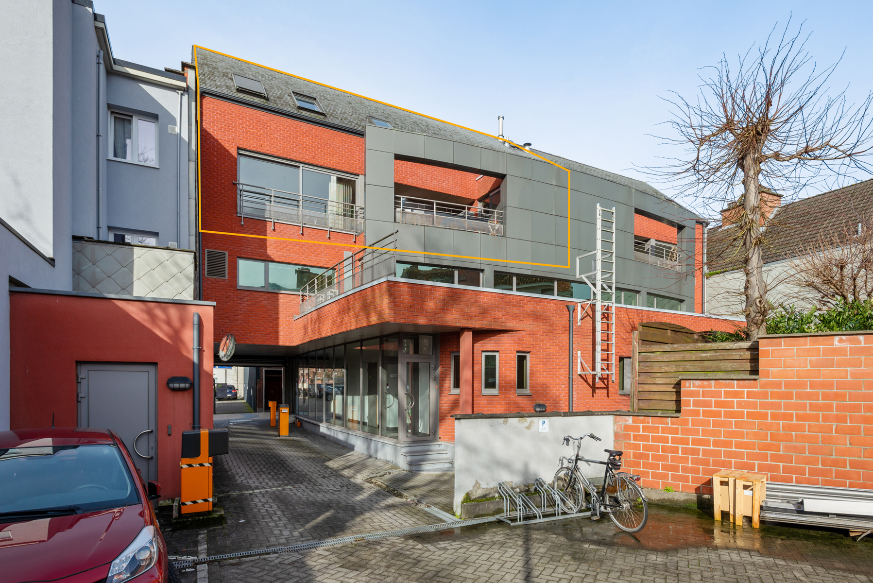 Lichtrijk en ruim duplex-appartement in centrum foto 5