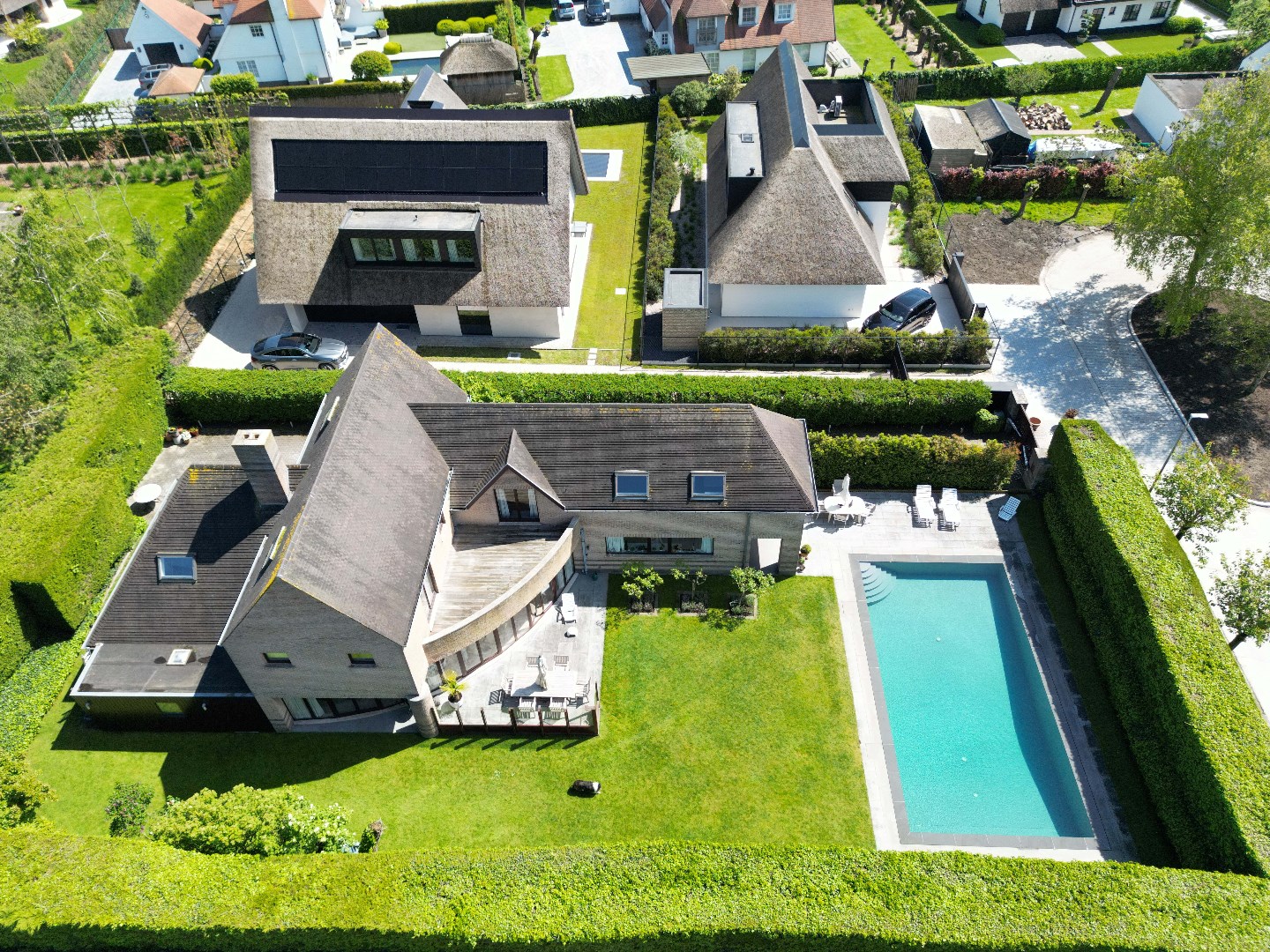 Ruime alleenstaande villa met zwembad, rustig gelegen op een terrein van 1.180m².  foto 1