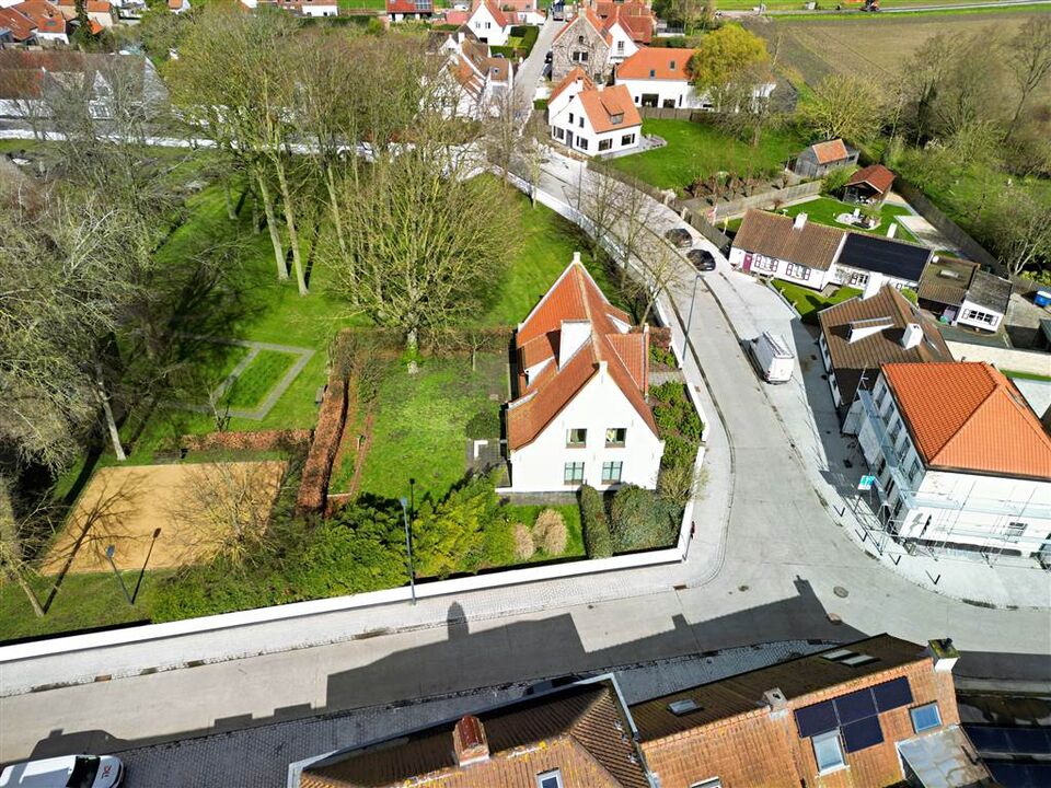 Oostkerke Uniek wonen in voormalige Pastoriewoning met grote tuin en garage foto 11