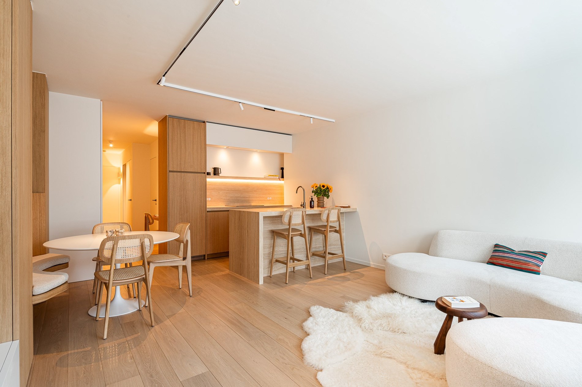 Prachtig gerenoveerd 3-slaapkamer appartement met terras en mooi zijdelings zeezicht gelegen in het centrum van Knokke op enkele meters van het strand.  foto 13