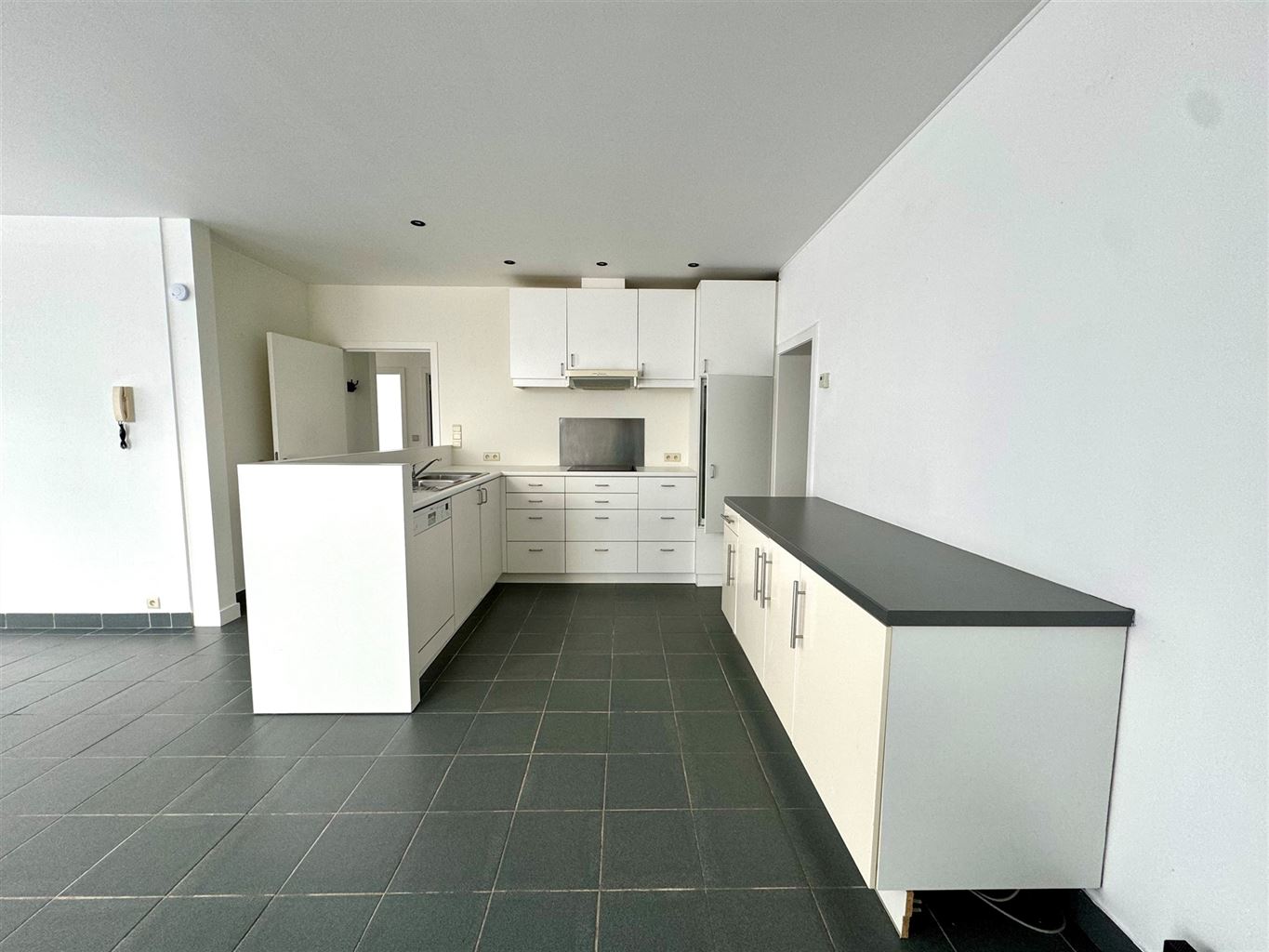 Ruim, gelijkvloers appartement voorzien van 2 slaapkamers met autostaanplaats op een centrale locatie in Neeroeteren. foto 4