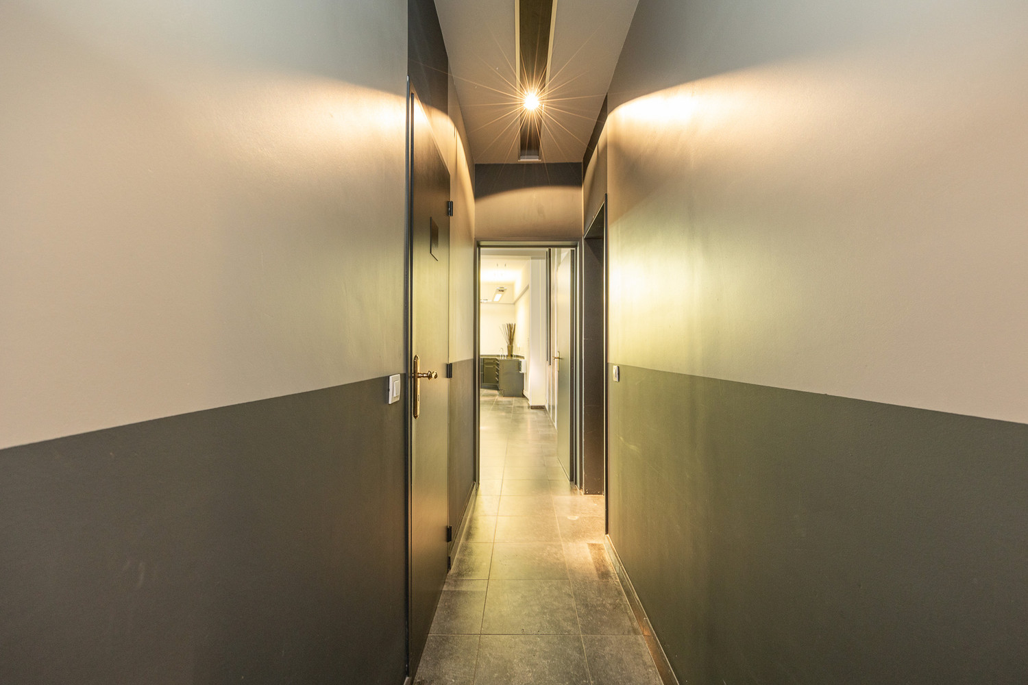Gelijkvloers appartement  101m² met buitenruimte 20m² en ruime kelder op toplocatie aan het Mechelseplein in hartje Antwerpen foto 19