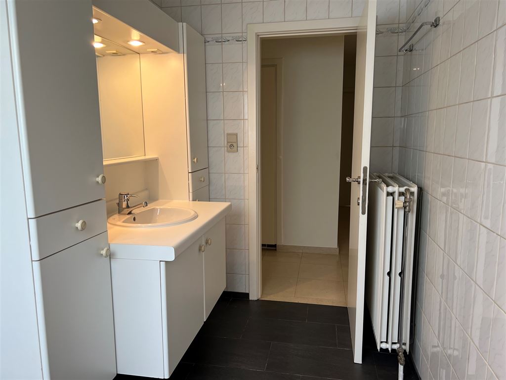 Gezellig appartement met 3 slaapkamers, terras en ondergrondse autostandplaats, in het centrum van Neeroeteren. foto 4