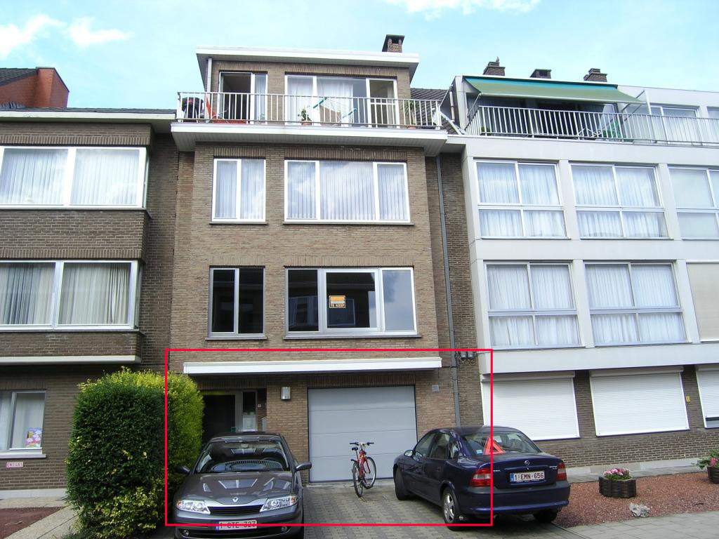 Zeer moeilijk te vinden, het plaatje is compleet; gelijkvloersappartement met tuin, garage én autostaanplaats te koop in centrum Sint-Truiden! foto 1