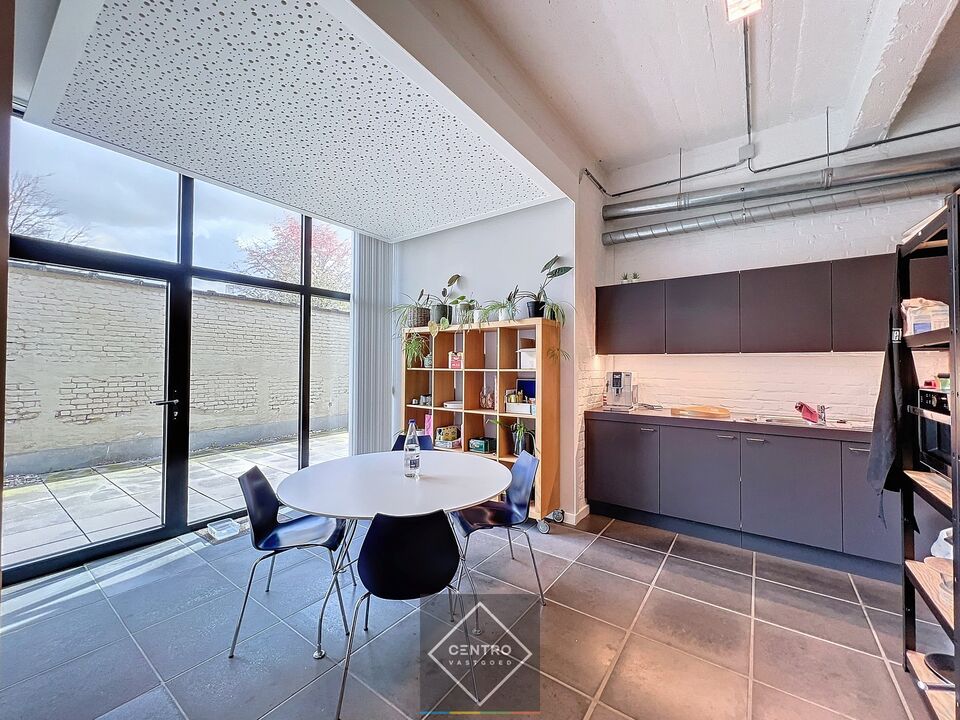 BEMEUBELDE trendy, lichtrijke kantoorruimte  te huur in centrum Roeselare ! foto 21