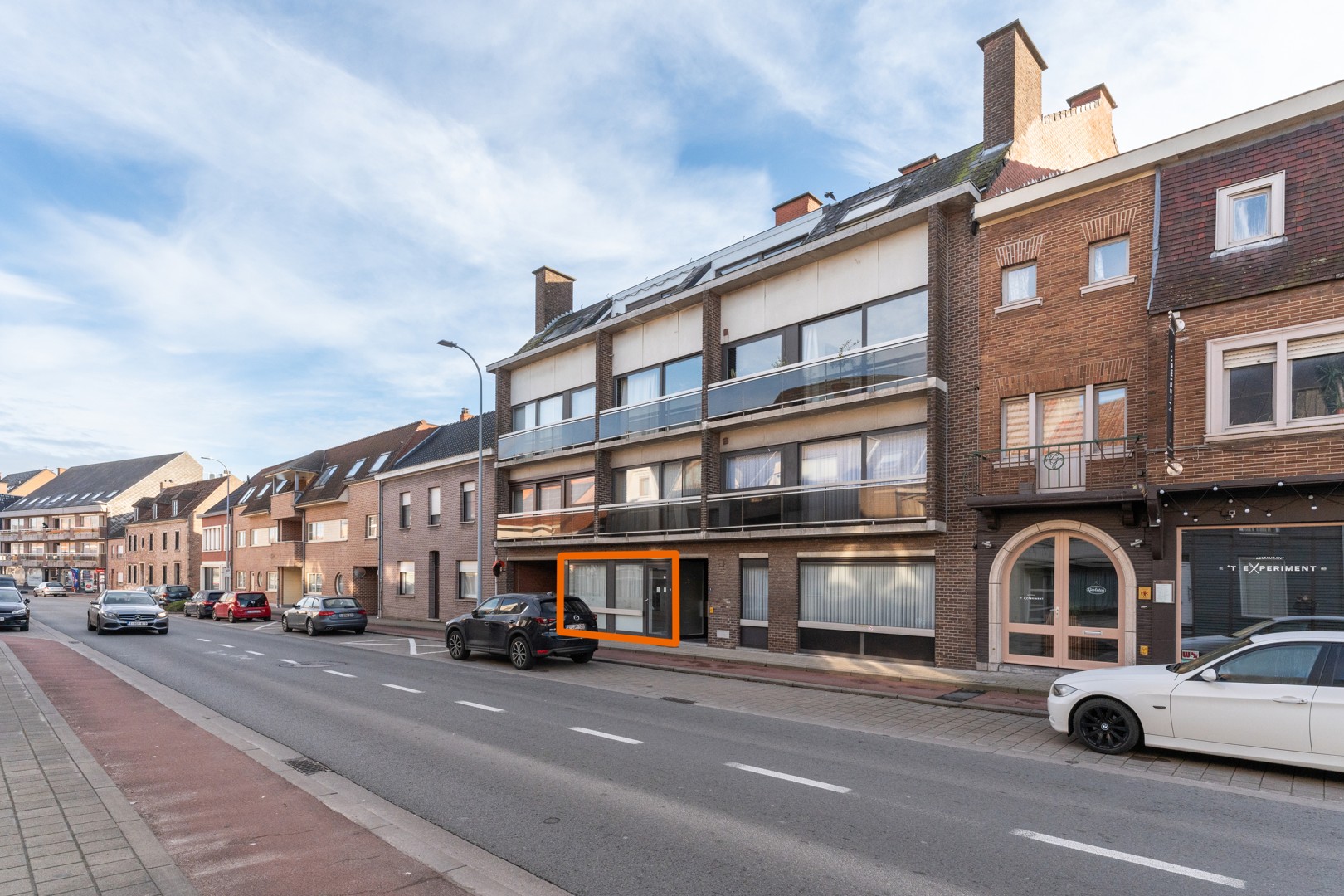 Centraal gelegen handelspand/appartement met garage te Sint-Eloois-Vijve! foto 18