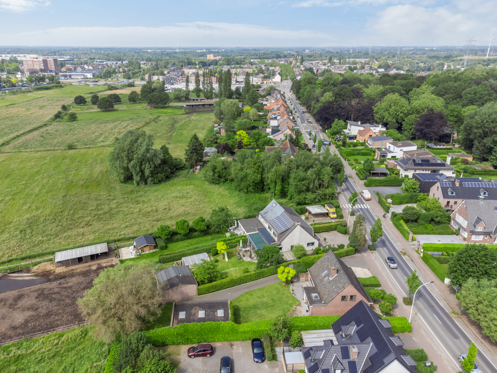 Commercieel gelegen vrijstaande woning met 3 garages/magazijn foto 13