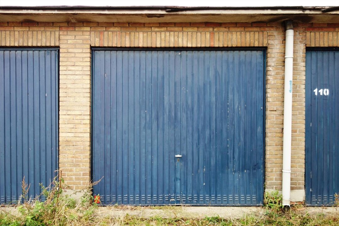 Afgesloten garagebox in een garagecomplex foto 1