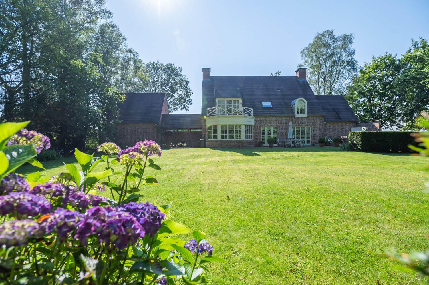 Prachtige tijdloze villa op een aangenaam en zongericht perceel van 2.394 m² te Schilde. foto 1