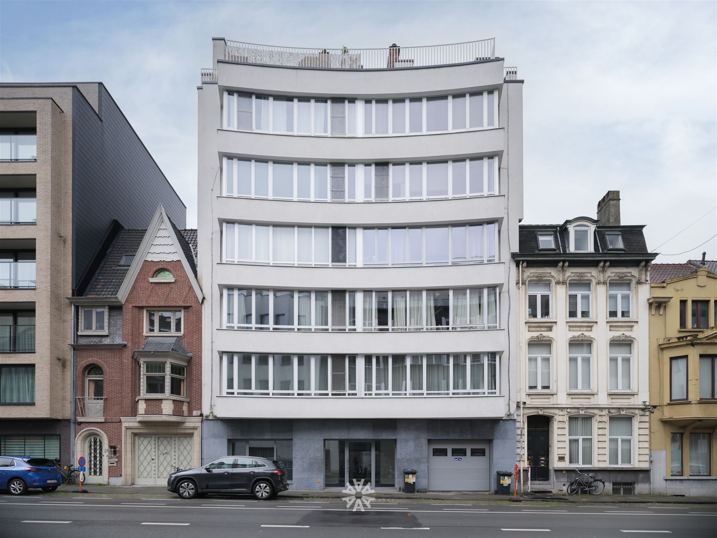 Instapklaar appartement met groot terras vlakbij station Gent Sint-Pieters foto 1