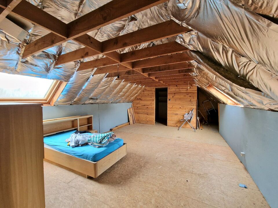 Krombeke - Deels gerenoveerde HOB voorzien van 2 slaapkamers (3 mogelijk), ruim atelier en garage.  foto 17