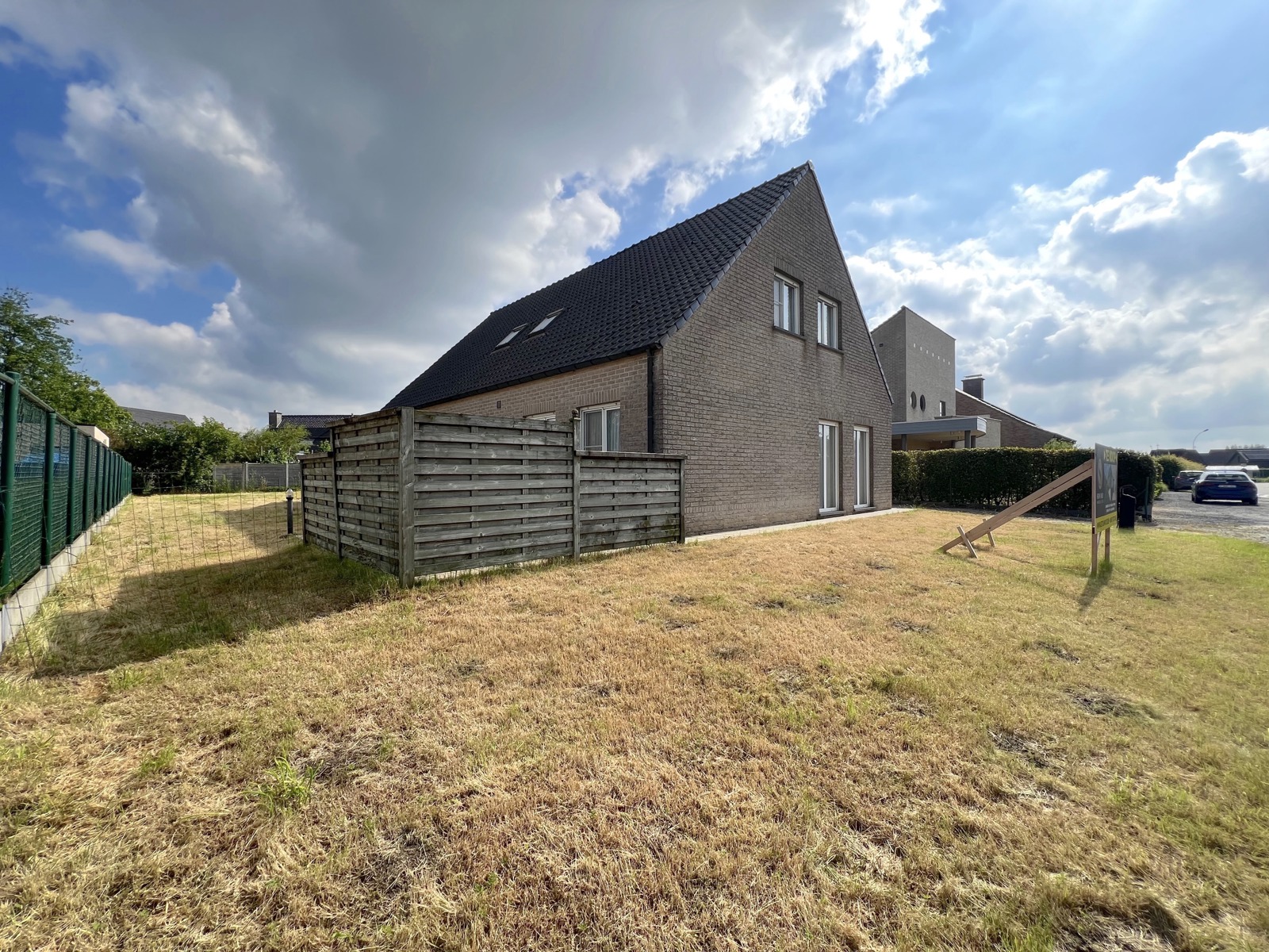 Centraal en rustig gelegen villa met 4 slpks, bureau en tuin foto 30