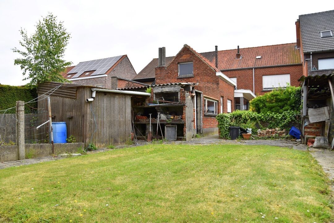 Te renoveren eigendom met 4 slaapkamers, garage en grote tuin te koop in Sint-Eloois-Winkel foto 14