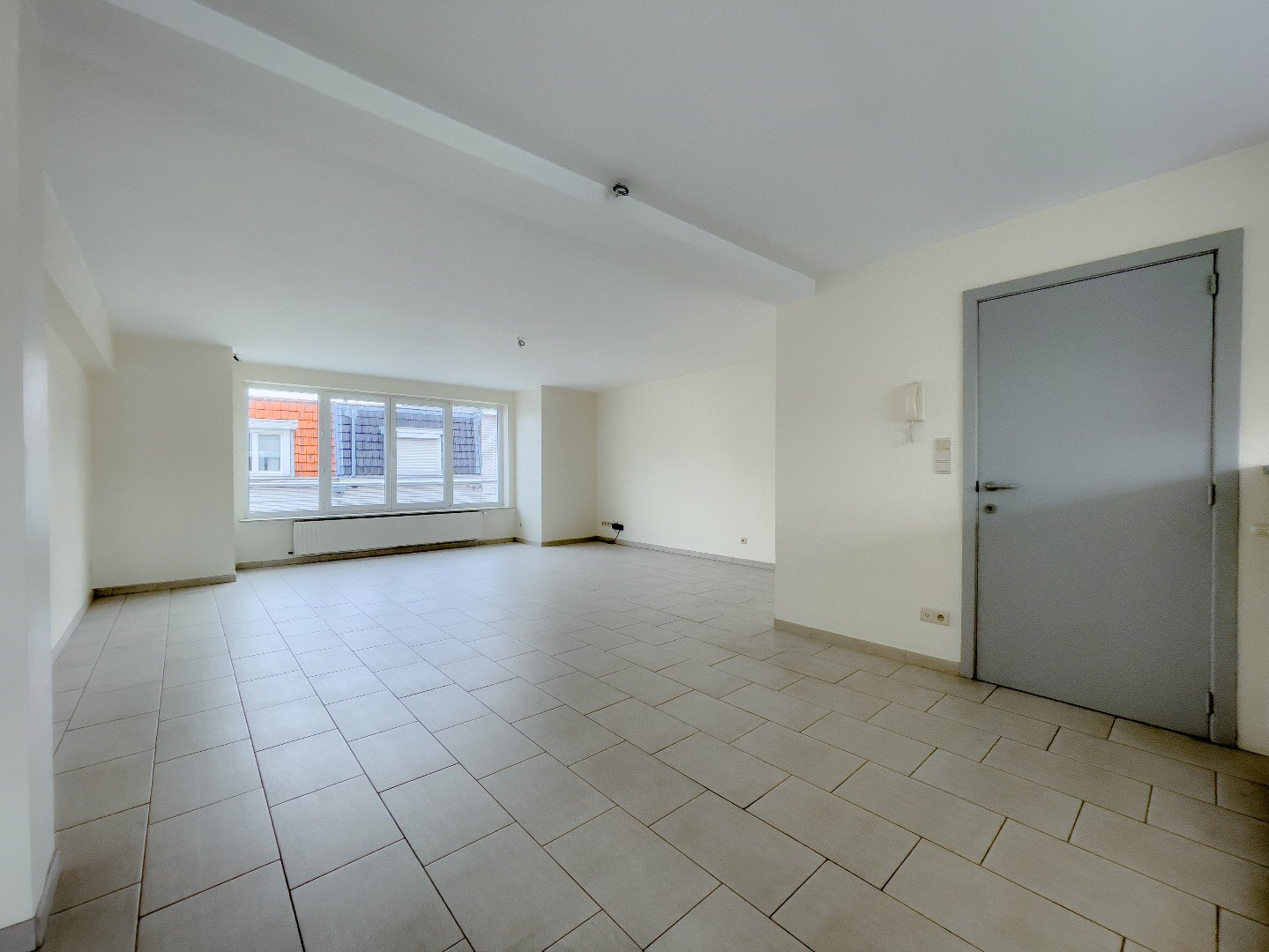 Zonnig duplex appartement gelegen in een rustige straat vlakbij het commerciële centrum van Knokke. foto 2