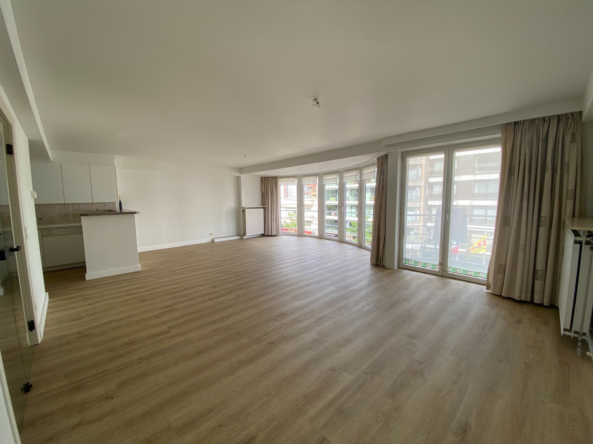Ongemeubeld - Aangenaam en ruim appartement met drie slaapkamers gelegen in de Lippenslaan te Knokke.  foto 7