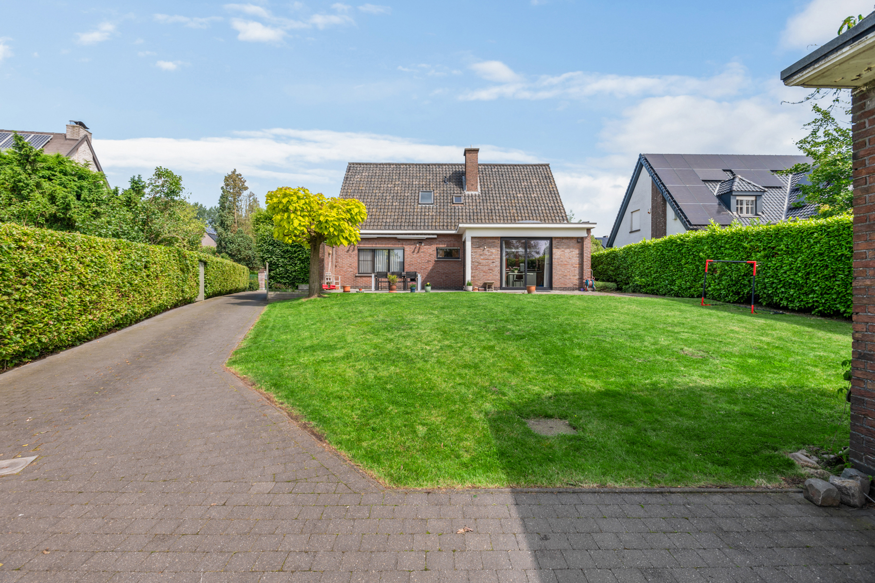 Commercieel gelegen vrijstaande woning met 3 garages/magazijn foto 12