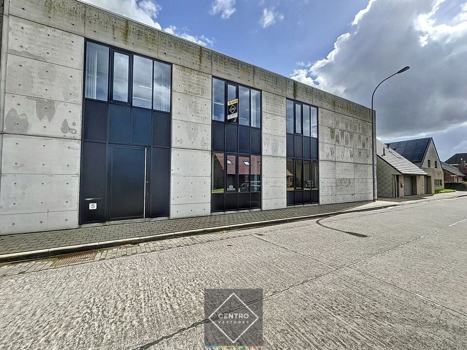 BEMEUBELDE trendy, lichtrijke kantoorruimte  te huur in centrum Roeselare ! foto 2