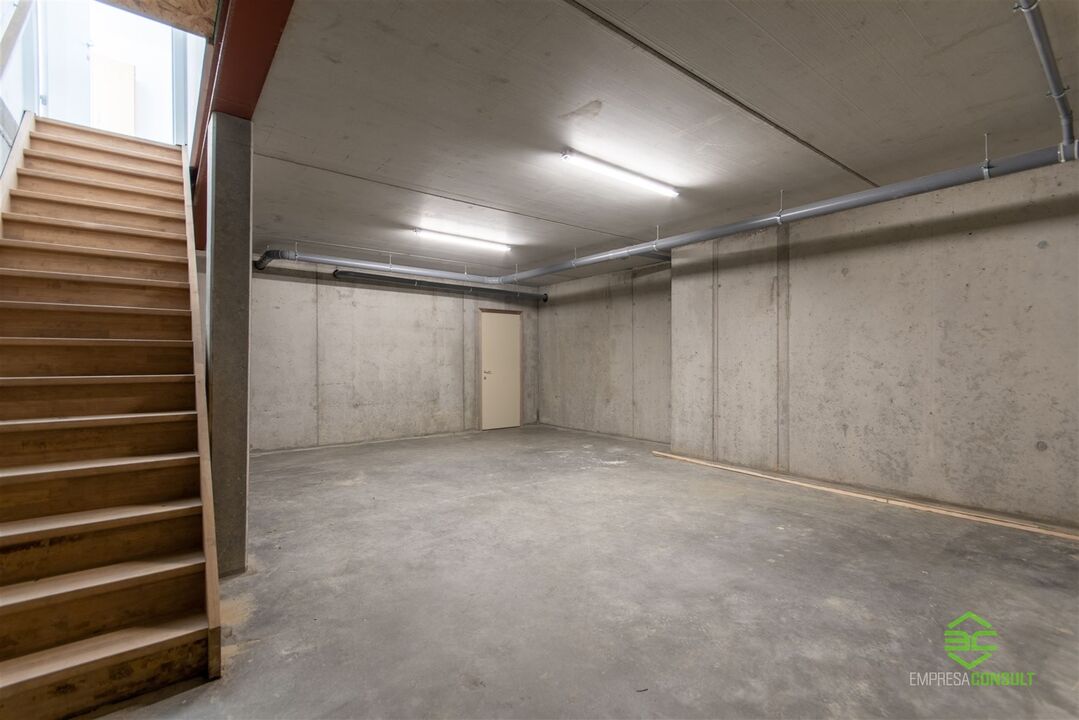 Handelsruimte van 115m² + kelder van 42 m² op een zichtbare locatie tussen Hasselt en Herk-de-Stad foto 10