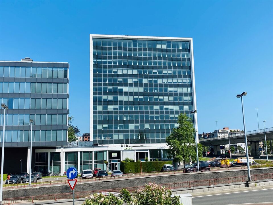 Lichtrijke instapklare kantoren tot 688m²  in UCO toren te Gent foto 1