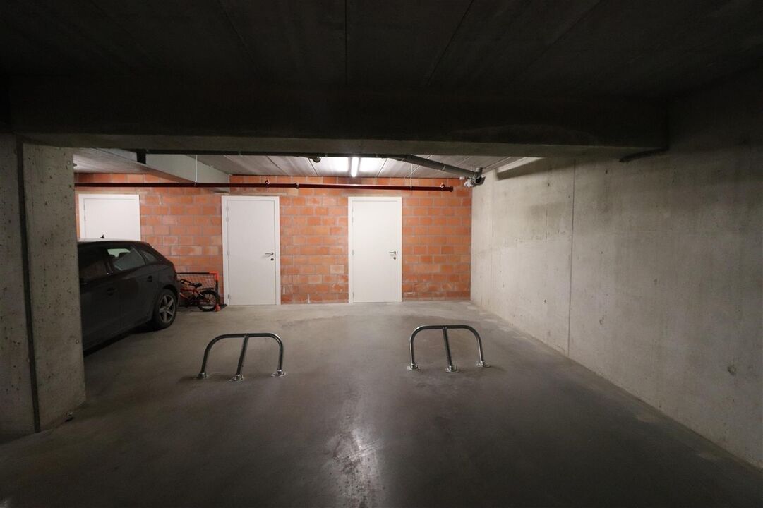 Een ondergrondse autostaanplaats met kelderberging. foto 3