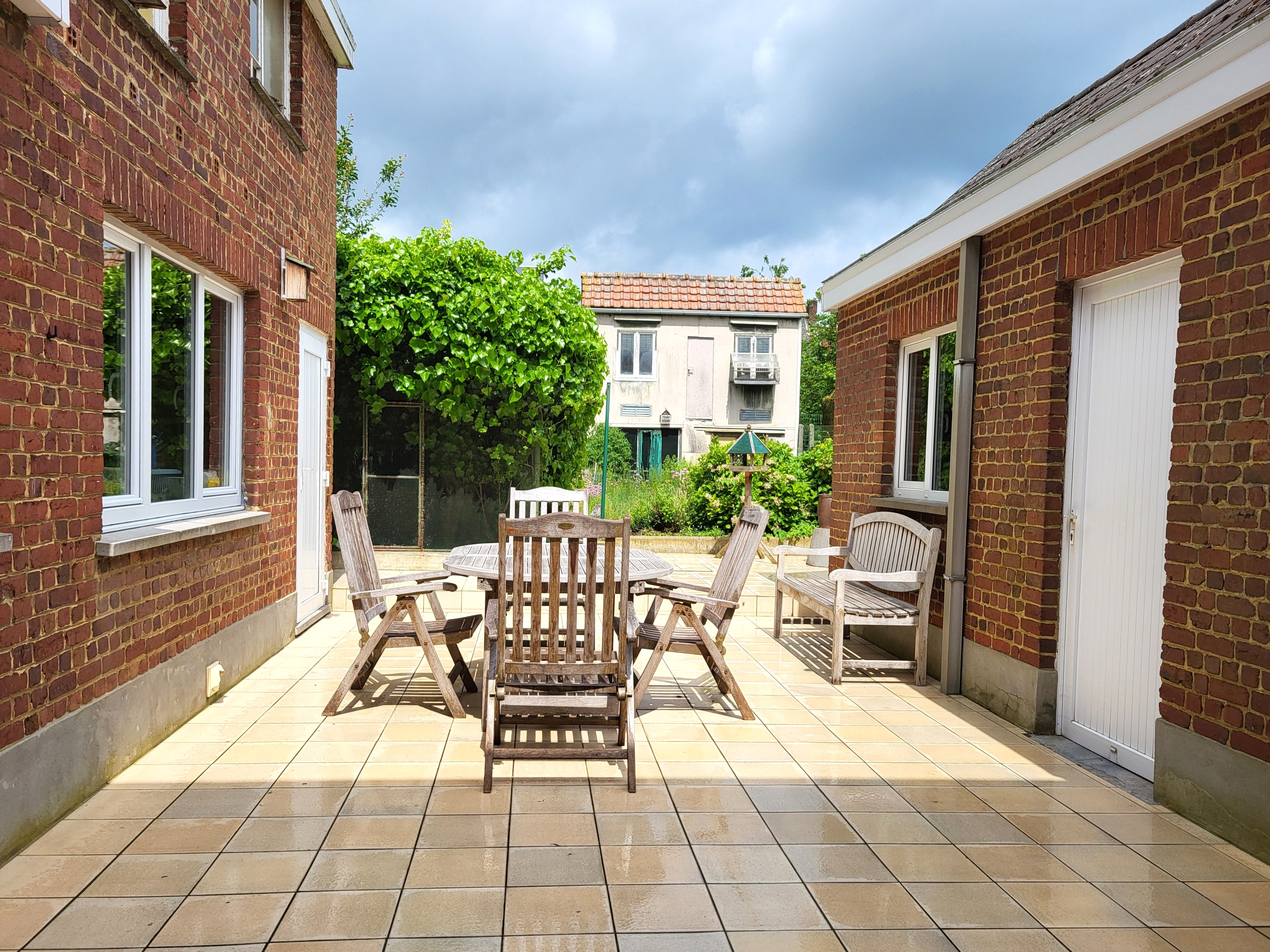 Charmante halfopen bebouwing met garage, zonnige tuin en terras. foto 4