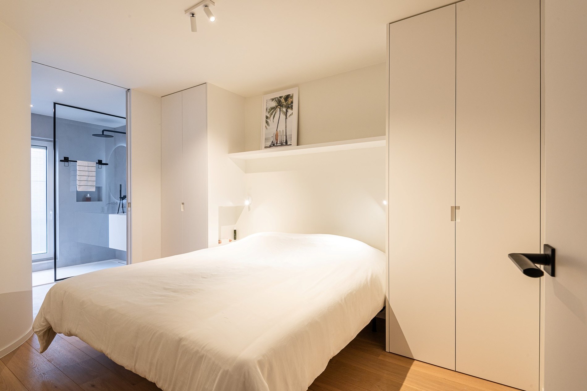 Prachtig gerenoveerd 3-slaapkamer appartement met terras en mooi zijdelings zeezicht gelegen in het centrum van Knokke op enkele meters van het strand.  foto 35