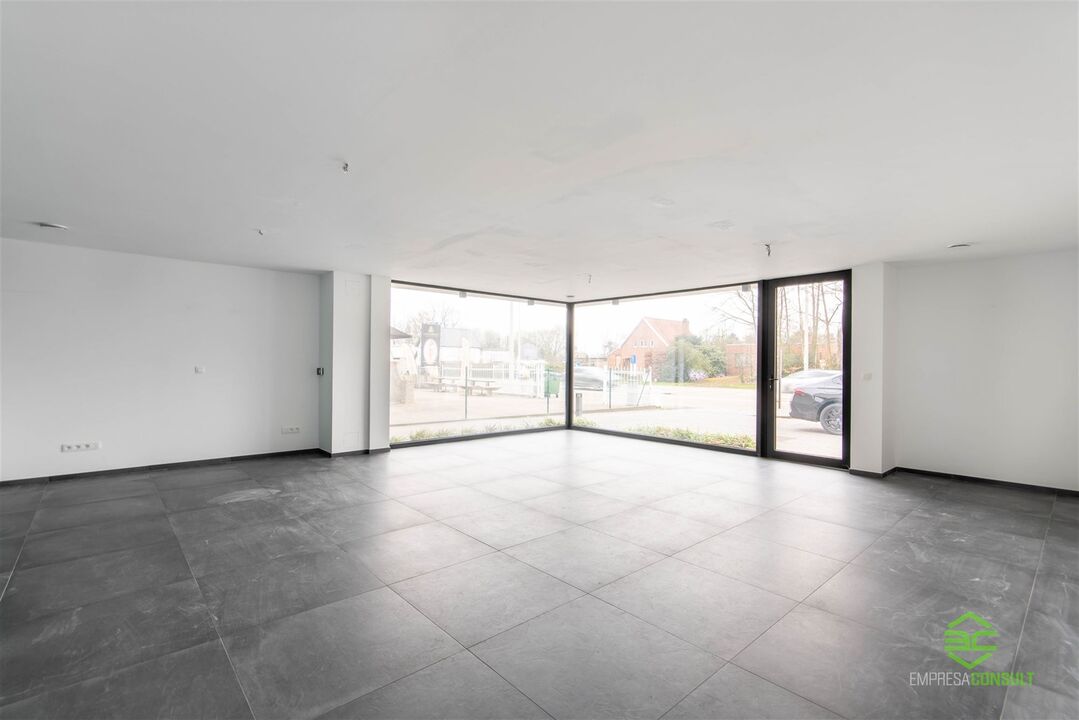 Handelsruimte van 115m² + kelder van 42 m² op een zichtbare locatie tussen Hasselt en Herk-de-Stad foto 4