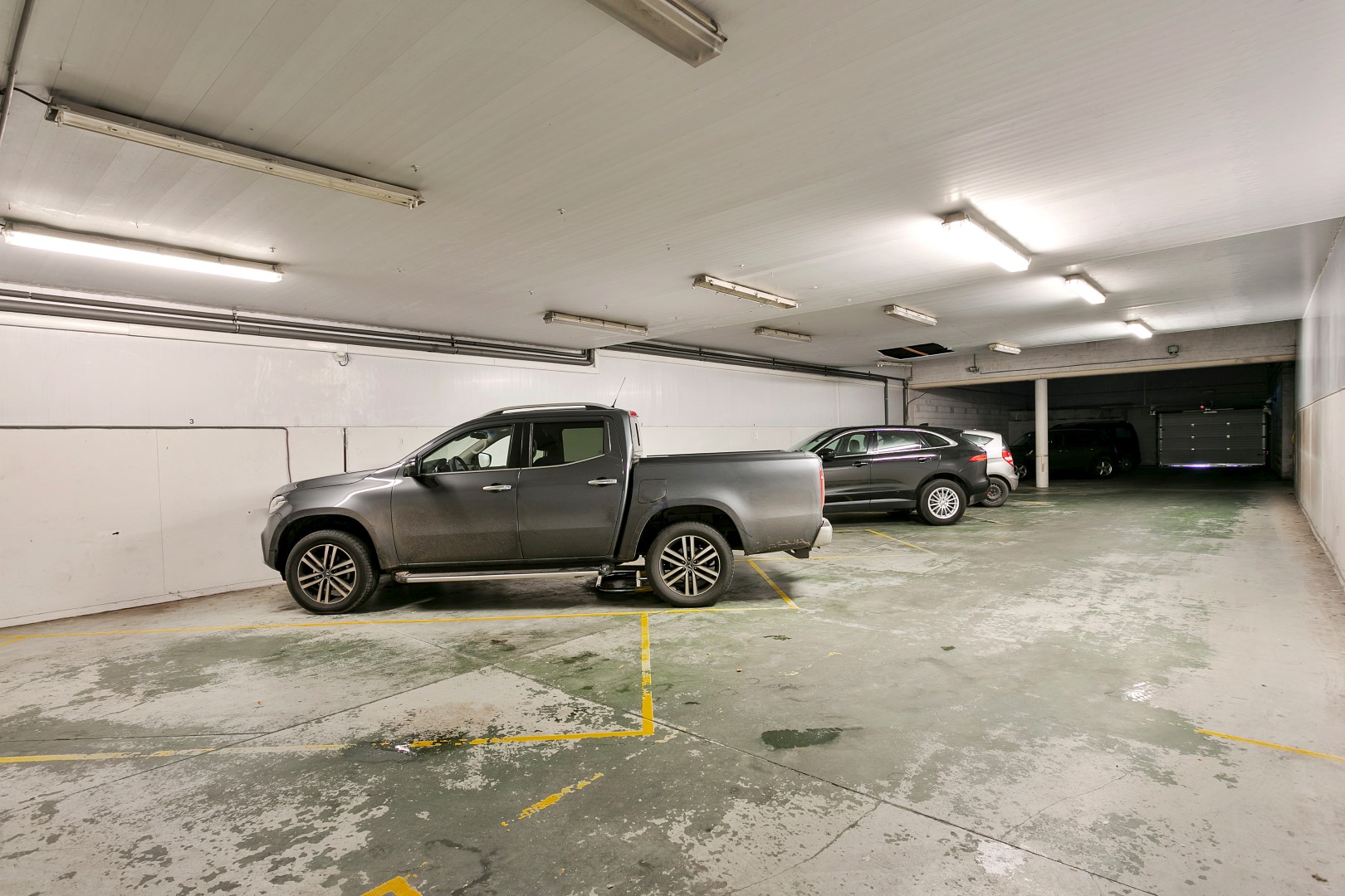 INSTAPKLAAR COMMERCIEEL GELIJKVLOERS INCL.1 PARKING foto 30