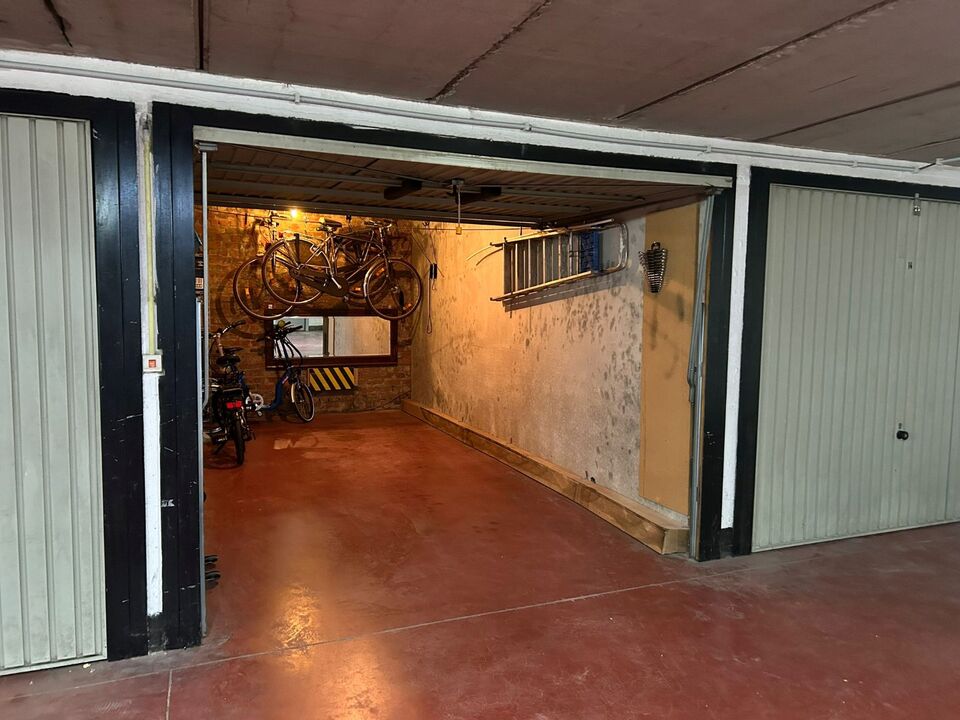 Ruime garagebox vlakbij Zeedijk foto 3
