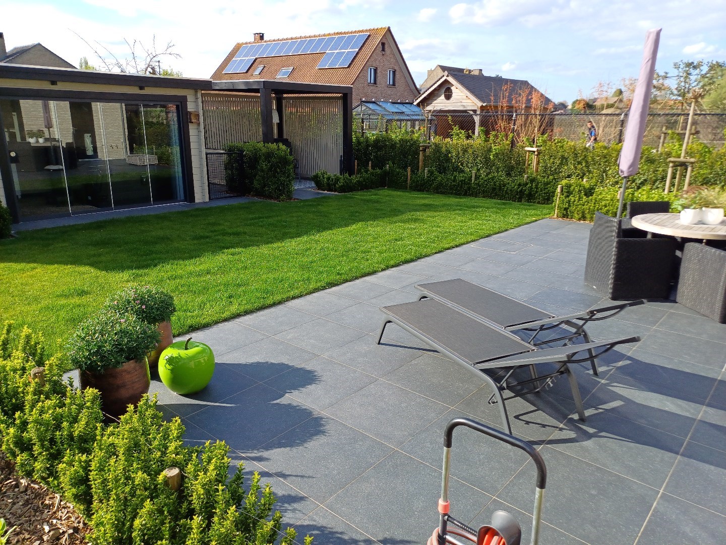 Nieuwe, super energiezuinige villa met vijf slaapkamers en zonnige tuin in doodlopende straat te Maldegem.  foto 3