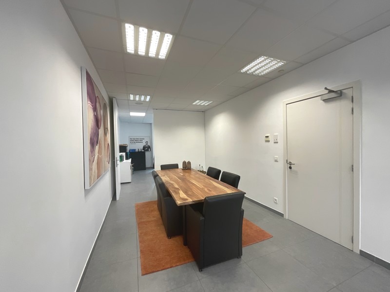 Mooi kantoor of commerciële ruimte in het centrum van Beveren met grote visibiliteit foto 7