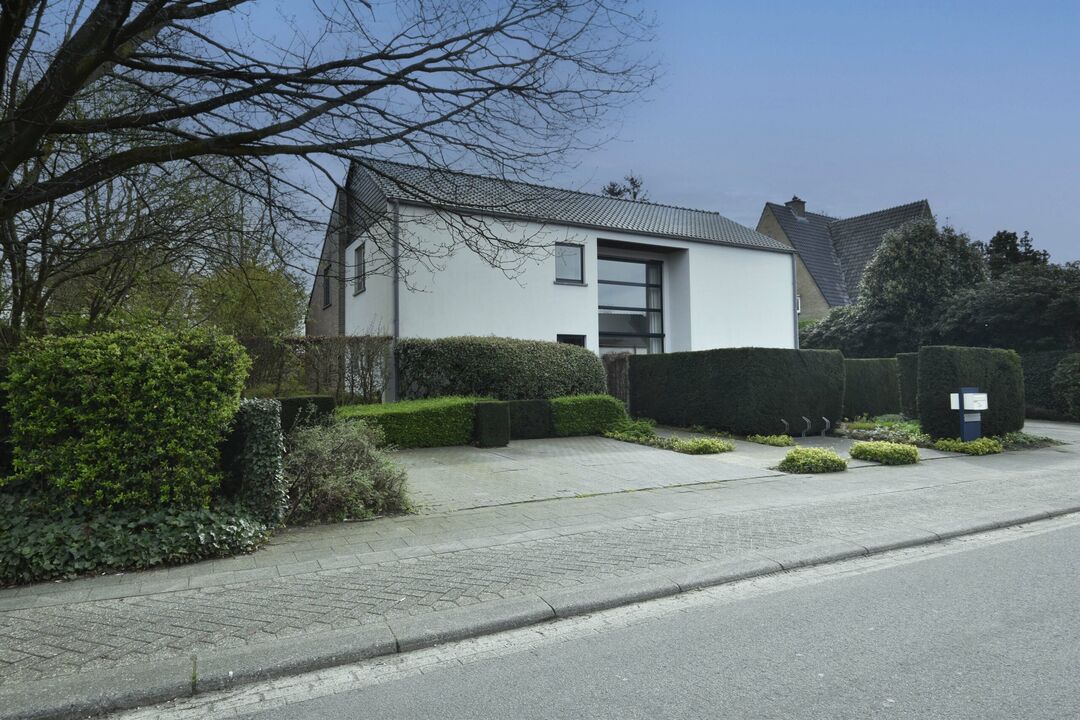 Unieke villa met praktijkruimte, 5 slaapkamers en grote tuin in Sint-Niklaas foto 16