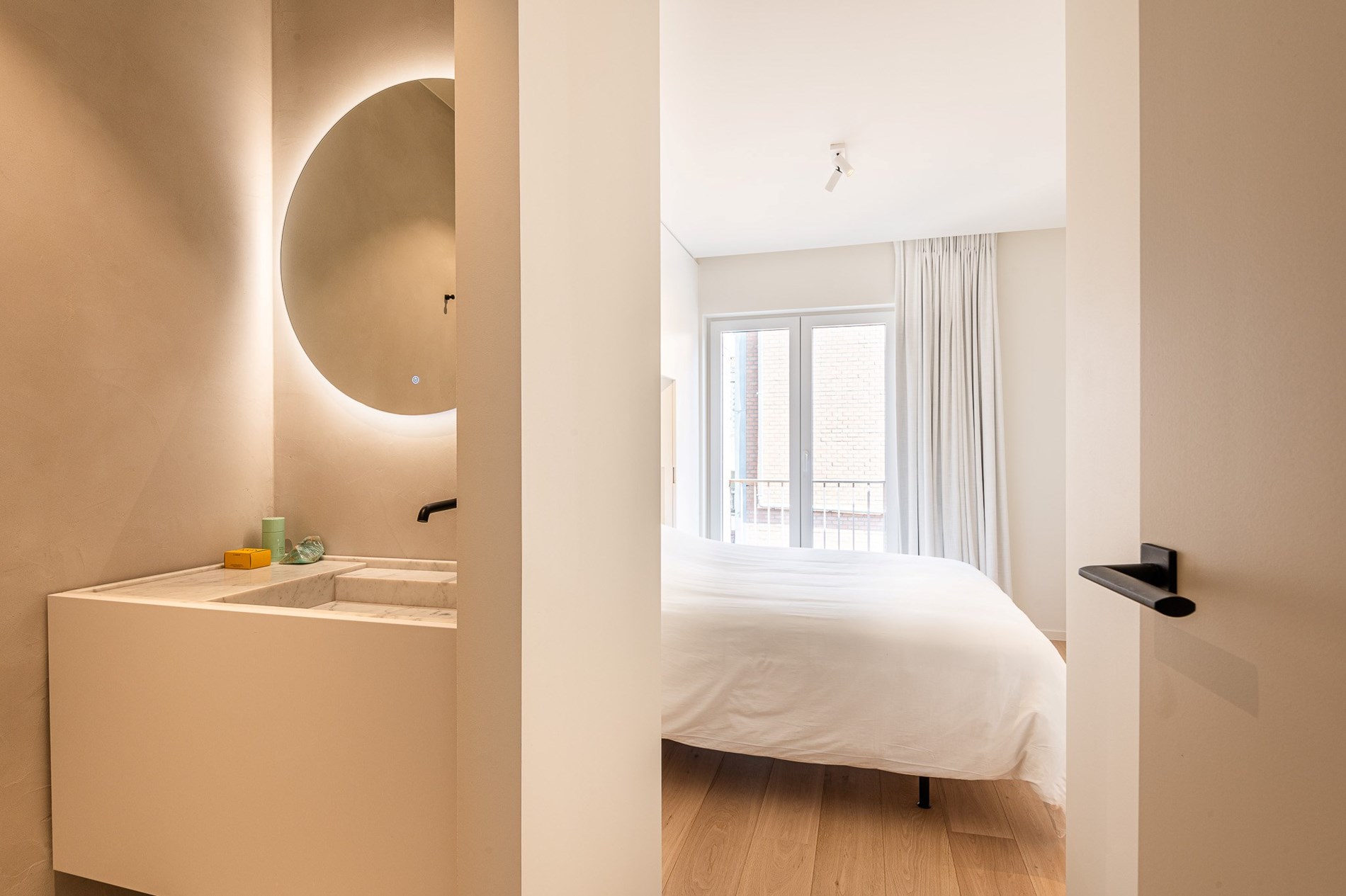 Prachtig gerenoveerd 3-slaapkamer appartement met terras en mooi zijdelings zeezicht gelegen in het centrum van Knokke op enkele meters van het strand.  foto 22