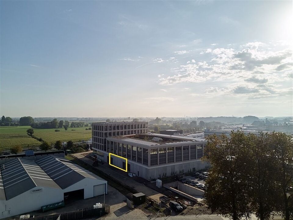 Nieuwbouw magazijnruimtes te huur langs de E40 in Drongen met mogelijkheid tot kantoren. foto 1