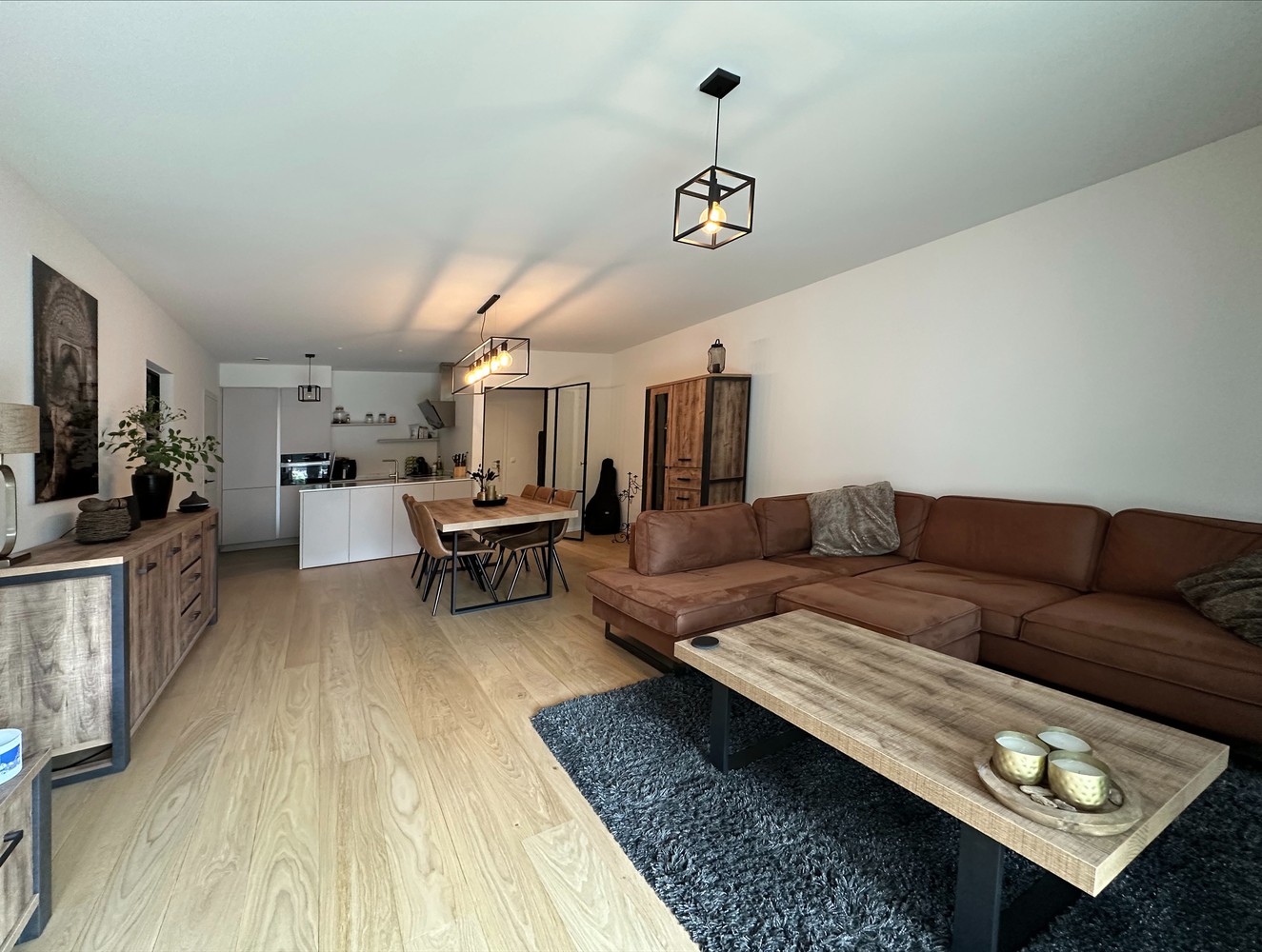 Stijlvol afgewerkt appartement met 2 slaapkamers, terras & autostaanplaats/garagebox in Wijnegem! foto 3