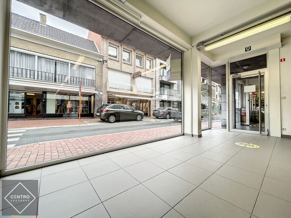 Handelspand  (winkel/kantoor) van 177m² mét patio TE HUUR in centrum Roeselare ! foto 1