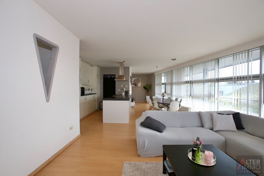 Buitenkans! Bedrijfspand (376m2) met een ruim, bovenliggend appartement (142m2) op toplocatie met uitzonderlijke visibiliteit te Hasselt. foto 29