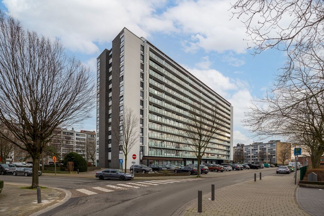 2 slaapkamer appartement op de 11e verdieping in Merksem te koop! foto 1