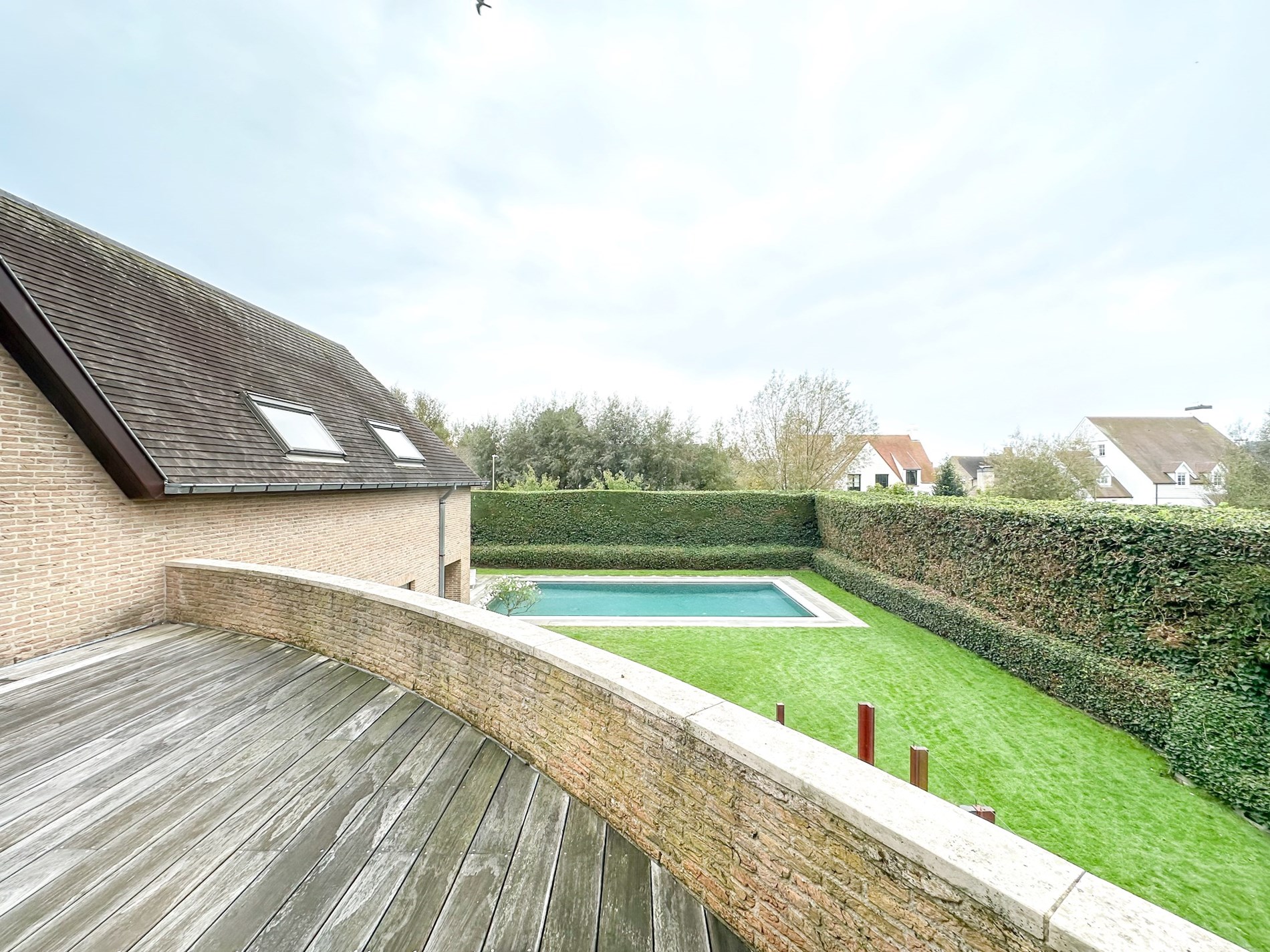 Riante villa met zwembad gelegen op een zeer rustig perceel van 1 179 m2 en dit in een mooie villa te Knokke. foto 13
