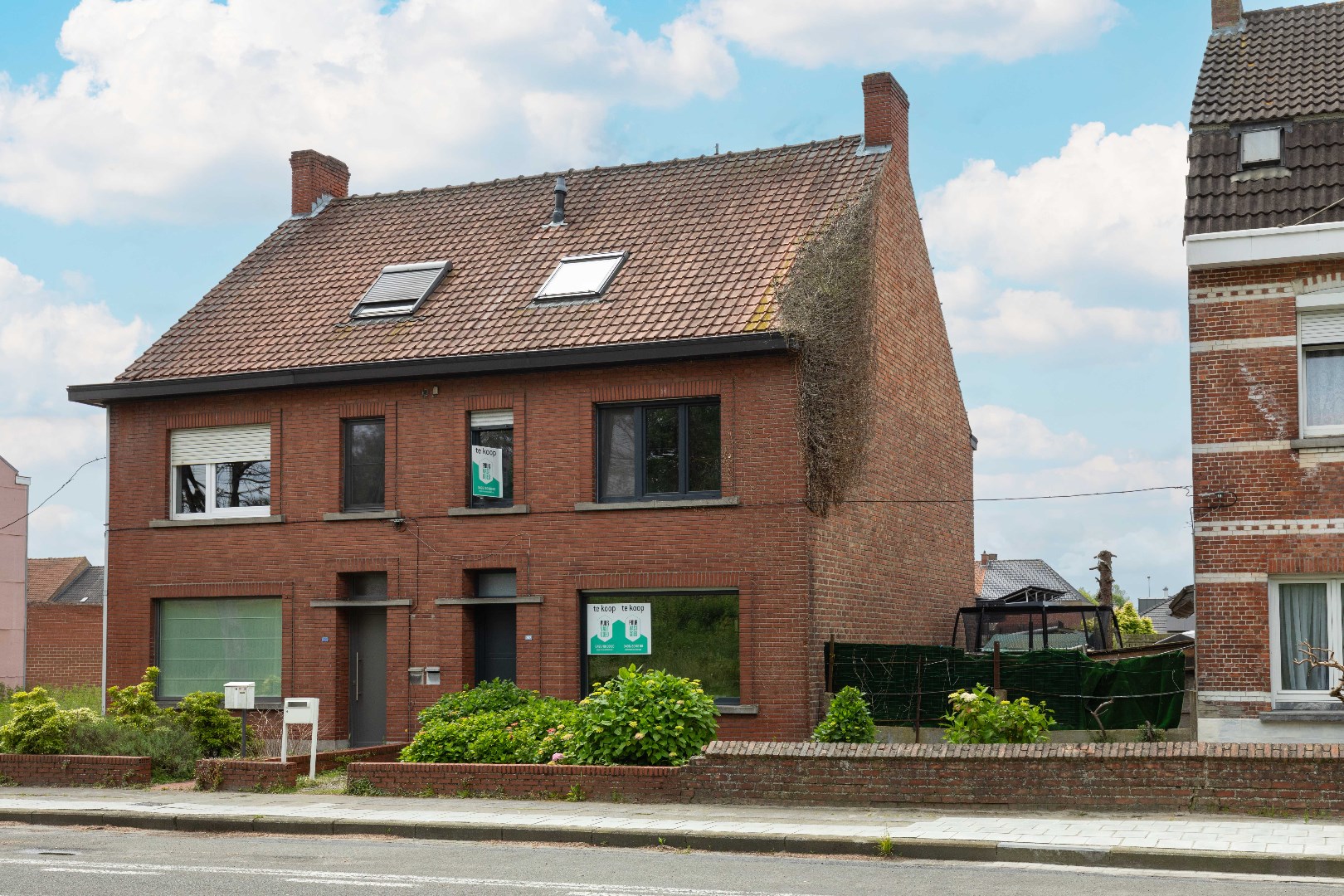 Uitgebouwde woning met 21 zonnepanelen, leuke tuin nabij het station te Sint-Michiels. foto 1