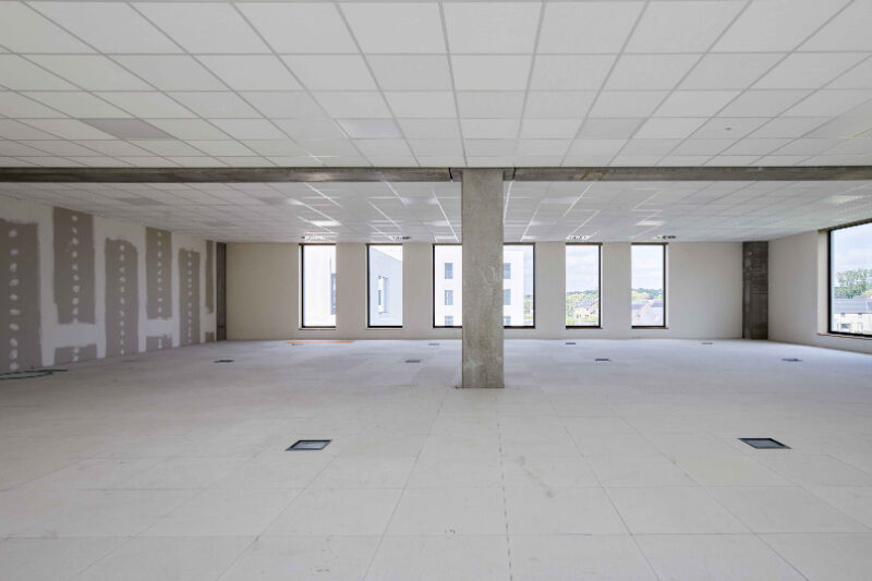 Rumbeke-R.Plaza. Prachtig nieuwbouw kantoor te huur van 355 m2 voorzien van sanitaire blok. Gelegen op 2de verdieping met lift en aparte parkeerplaatsen. foto 3