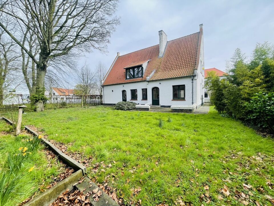 Oostkerke Uniek wonen in voormalige Pastoriewoning met grote tuin en garage foto 10