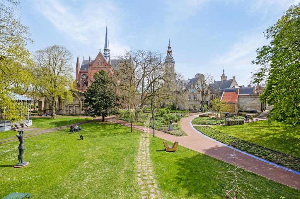 VEURNE: Commercieel gelegen investeringspand, handelsgelijkvloers van ca 120m² met terras in dé winkelstraat in het historisch centrum van Veurne (verhuurd). foto 14