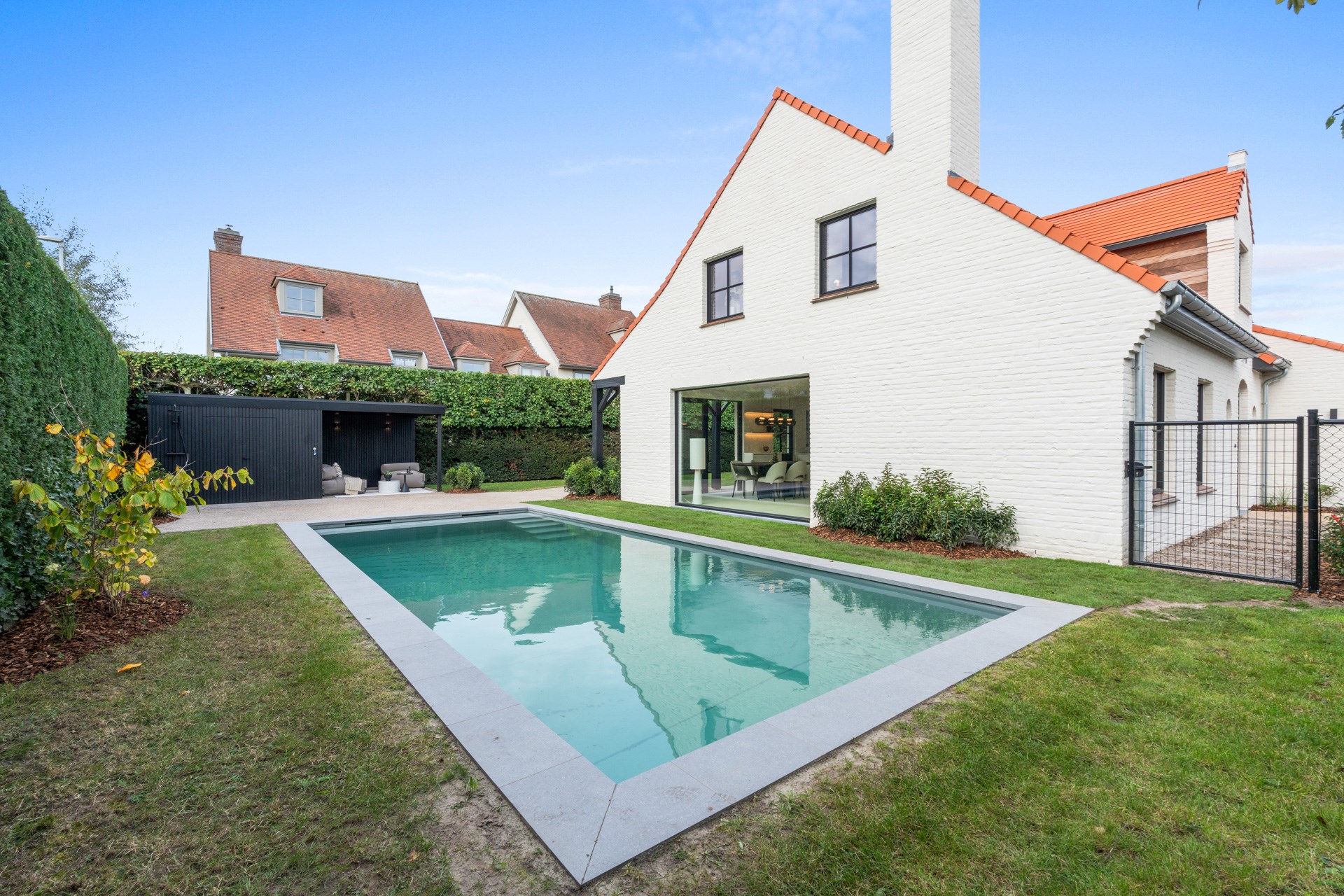 Exclusief gerenoveerde villa met aangelegd Zwembad op wandelafstand van de Zeedijk en Duinenwater. Centraal gelegen tussen het Centrum van Knokke en Duinbergen. foto 1