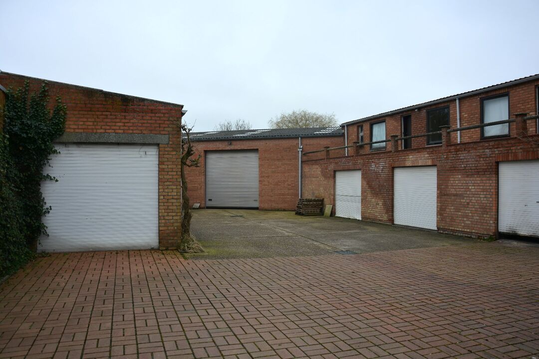 Op te frissen handelspand met woonst, garages en opslagruimte op een uitstekende locatie in centrum Oudenburg foto 22