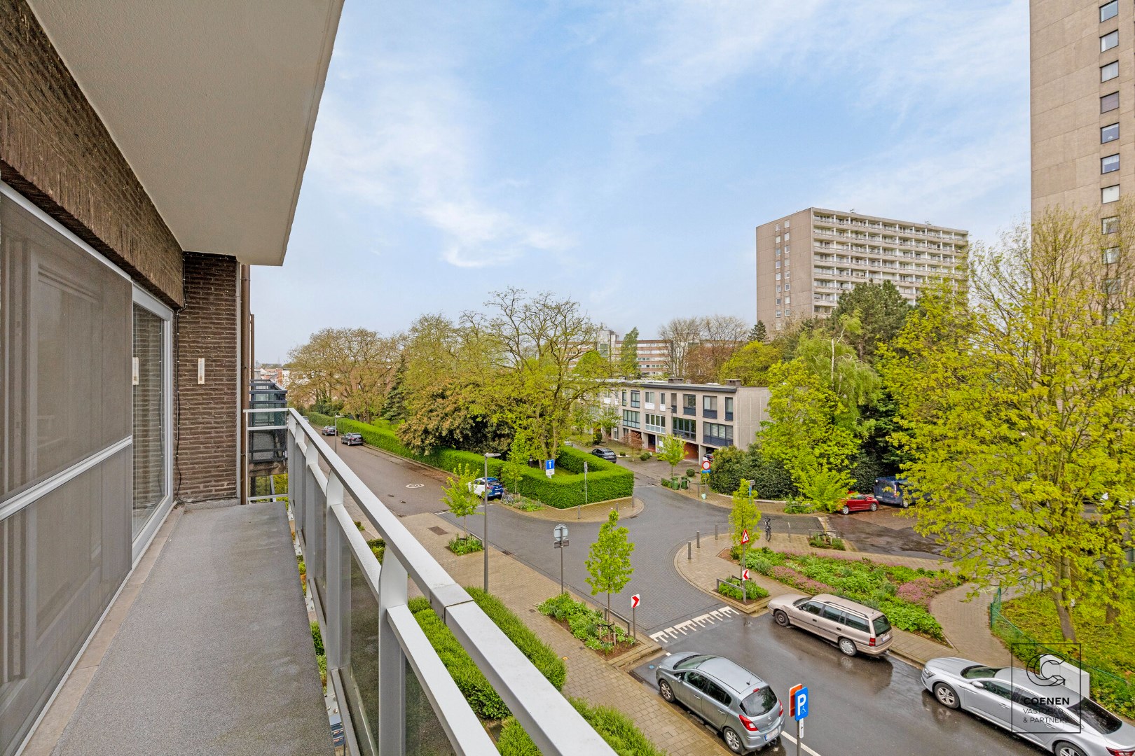 Ruim, lichtrijk appartement met 3 slpk's, + autostaanplaats, bew. opp. van ca. 100 m² op een centrale locatie te Deurne! foto 9
